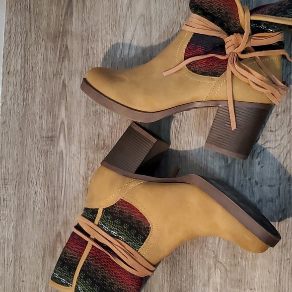 🔆🔅 NWOT TASSEL FLANNEL BOOTS - Picture 13 of 15